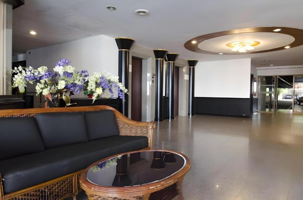 Town In Town Gardent Resort Bangkok Exterior photo